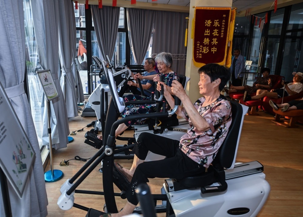 在浙江嘉興市南湖區(qū)新嘉街道電子社區(qū)鄰里中心的長者運(yùn)動健康之家內(nèi)，老人們在進(jìn)行器械鍛煉（2023年6月14日攝）。新華社記者 徐昱 攝