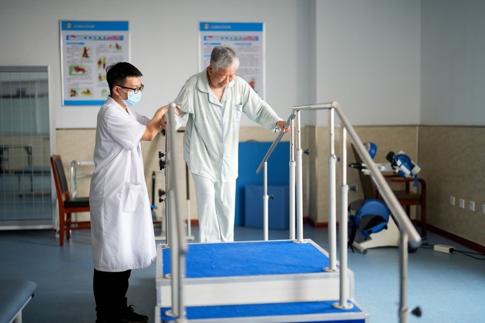 河北省灤南縣一家養(yǎng)老機(jī)構(gòu)的工作人員在指導(dǎo)老人進(jìn)行康復(fù)訓(xùn)練（2023年5月19日攝）。新華社記者 牟宇 攝