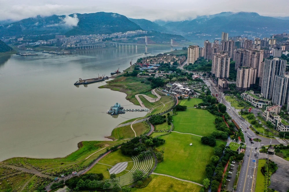 這是2023年6月7日拍攝的位于重慶市云陽縣的云陽城區(qū)環(huán)湖綠道（無人機(jī)照片）。當(dāng)?shù)貙⑸鷳B(tài)治理與生態(tài)修復(fù)結(jié)合起來，兼顧城市旅游和運(yùn)動休閑等功能需要，打造環(huán)縣城兩江四岸33公里綠道。新華社記者 唐奕 攝