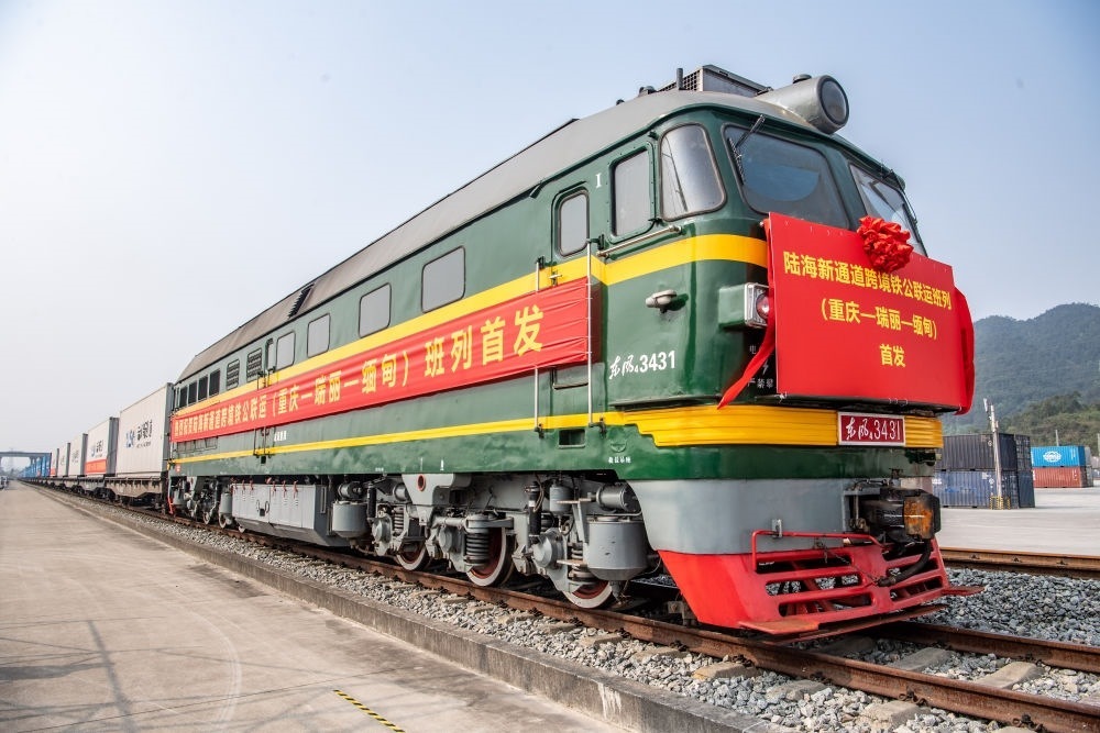 陸海新通道跨境鐵公聯(lián)運(yùn)班列（重慶—瑞麗—緬甸）首發(fā)班列在重慶江津小南埡鐵路物流中心等候發(fā)車（2023年4月3日攝）。新華社記者 唐奕 攝