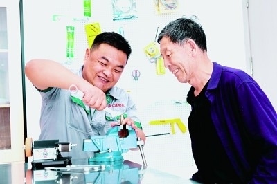 上流佳苑社區(qū)便民服務中心維修師傅李磊為社區(qū)居民提供服務。資料圖片