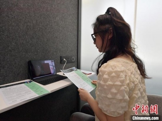 學(xué)生通過“云面試空間”進(jìn)行求職面試。劉棟 攝