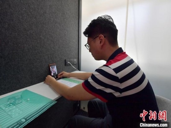 學(xué)生通過“云面試空間”進(jìn)行求職面試。劉棟 攝