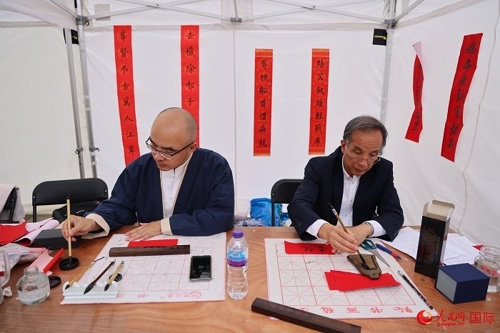 活動(dòng)現(xiàn)場(chǎng)的中國(guó)書(shū)法展示。人民網(wǎng)記者 邢雪攝