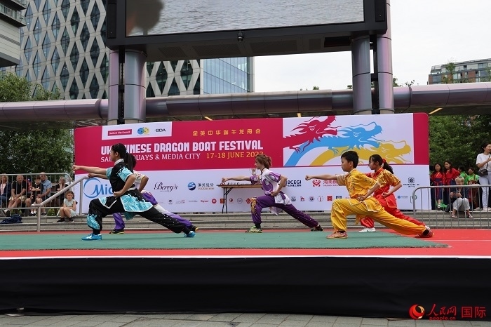 中華武術(shù)表演吸引了眾多英國(guó)觀眾。人民網(wǎng)記者 邢雪攝