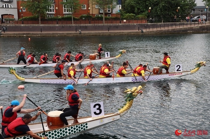 2023全英中華端午龍舟會(huì)比賽現(xiàn)場(chǎng)，幾支隊(duì)伍你追我趕。人民網(wǎng)記者 邢雪攝