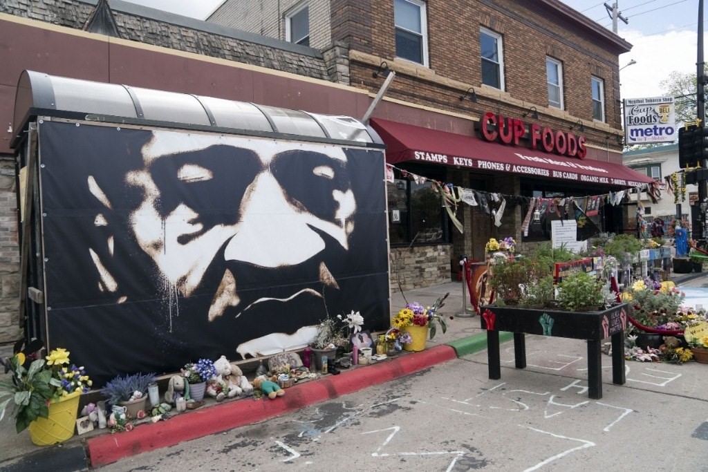 這是2022年5月22日在美國明尼蘇達州明尼阿波利斯市拍攝的弗洛伊德廣場。新華社記者劉杰攝