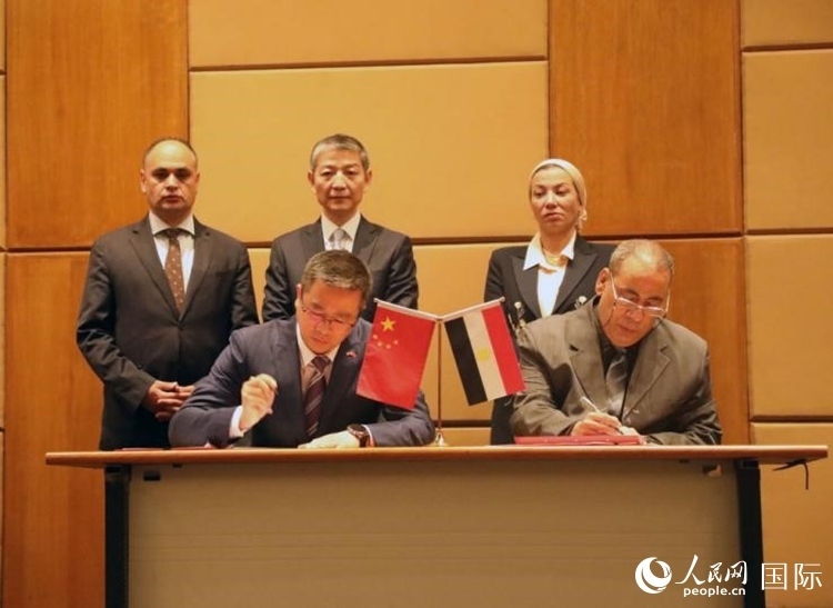 中國駐埃及使館公使張朝陽與埃環(huán)境事務署工程和項目管理局局長阿卜杜勒阿齊茲簽署交接證書。沈小曉攝