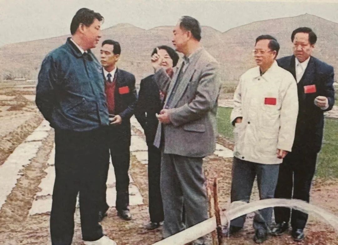 △1997年4月20日，習(xí)近平在寧夏固原市隆德縣調(diào)研。