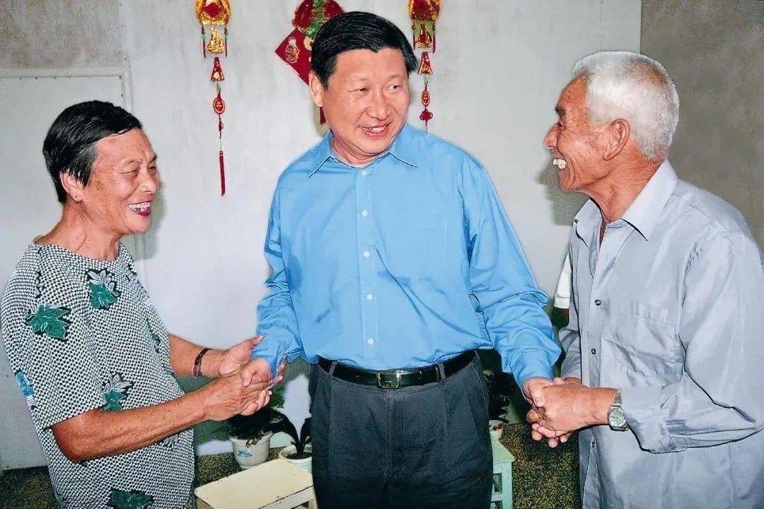 △2006年9月21日，習(xí)近平在浙江省舟山市普陀區(qū)東極鎮(zhèn)看望當(dāng)?shù)貪O民。