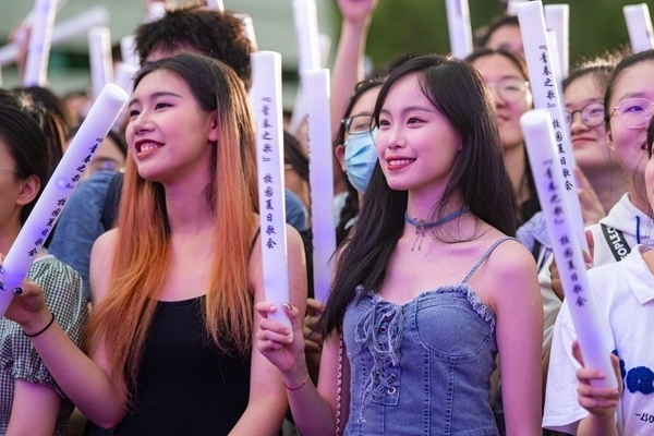 場下觀眾十分熱情。人民網記者 翁奇羽攝