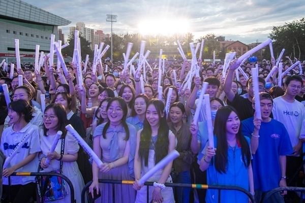 場下觀眾十分熱情。人民網記者 翁奇羽攝