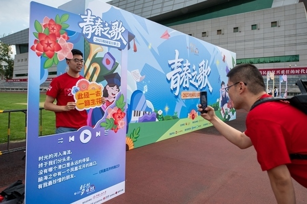 學生在市集打卡拍照。人民網記者 翁奇羽攝