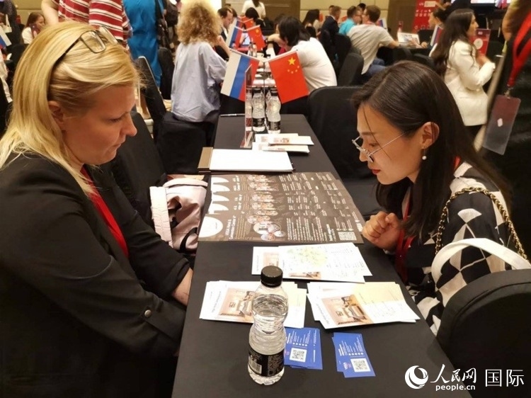 中俄旅游行業(yè)代表在北京路演活動(dòng)現(xiàn)場(chǎng)面對(duì)面溝通。人民網(wǎng)記者 楊倩攝