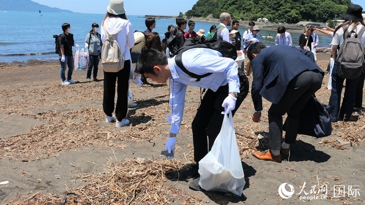 學(xué)生們體驗(yàn)海岸清掃。人民網(wǎng) 許可攝