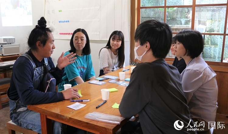 通過卡片游戲，模擬如何解決海洋垃圾問題。人民網(wǎng) 許可攝