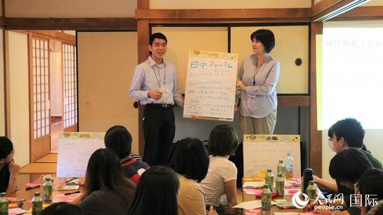 發(fā)表各自的研討成果。人民網(wǎng) 許可攝