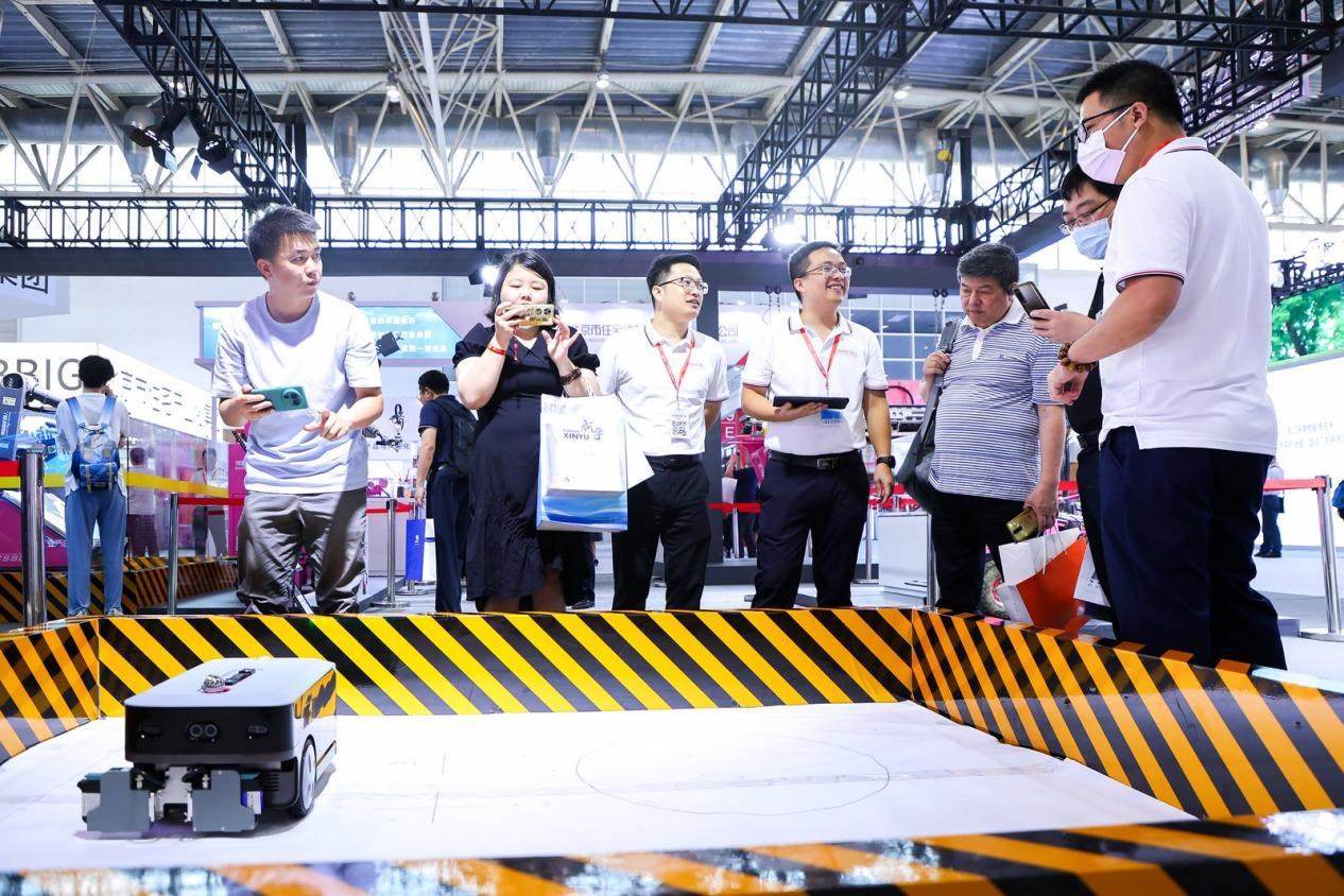 講解員向觀眾介紹智能劃線機(jī)器人。來(lái)源：受訪方供圖