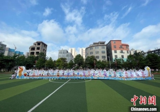 圖為學(xué)生們展示剛完成的長(zhǎng)卷。 興業(yè)縣融媒體中心供圖