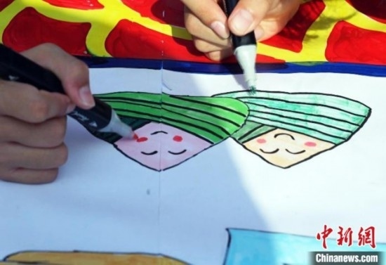 圖為長(zhǎng)卷繪畫現(xiàn)場(chǎng)。 興業(yè)縣融媒體中心供圖