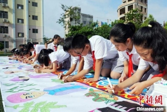 圖為學(xué)生們用手中畫筆在進(jìn)行創(chuàng)作。 興業(yè)縣融媒體中心供圖