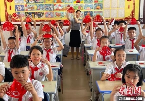 圖為學(xué)生們展示剪紙作品。 興業(yè)縣融媒體中心供圖