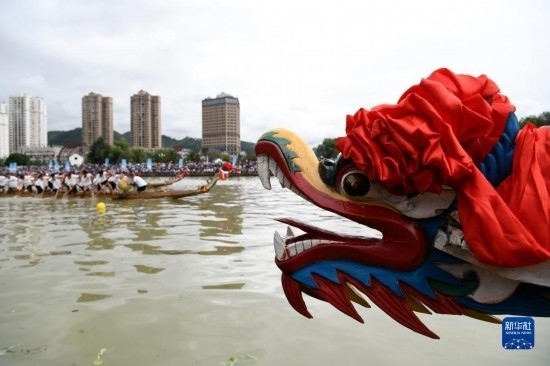 6月23日，在貴州省黔東南苗族侗族自治州施秉縣舉行的獨木龍舟節(jié)上，獨木龍舟進行比賽。