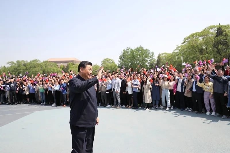 2021年4月19日，在清華大學(xué)建校110周年校慶日即將來(lái)臨之際，習(xí)近平來(lái)到清華大學(xué)考察。圖為習(xí)近平離開(kāi)學(xué)校時(shí)，同師生們揮手致意。新華社記者 鞠鵬 攝