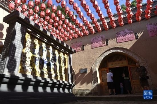 6月23日，游人在三門峽市陜州地坑院景區(qū)內(nèi)游覽。