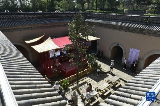 6月23日，游人在三門峽市陜州地坑院景區(qū)內(nèi)游覽。