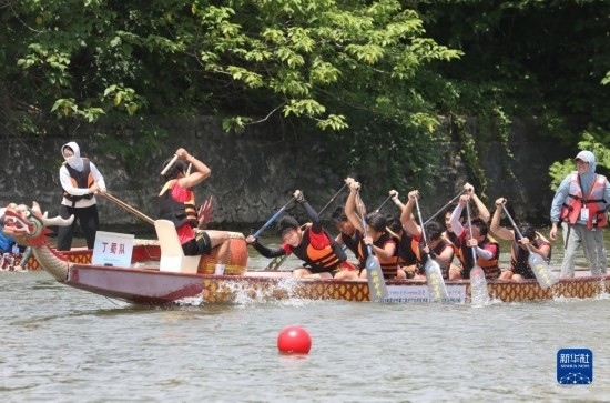 6月23日，在江蘇省宜興市舉行的龍舟競渡賽中，參賽選手們奮力拼搏。