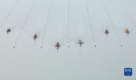 6月23日，在江蘇省泰州市水上運動訓練基地，人們參加龍舟比賽（無人機照片）。