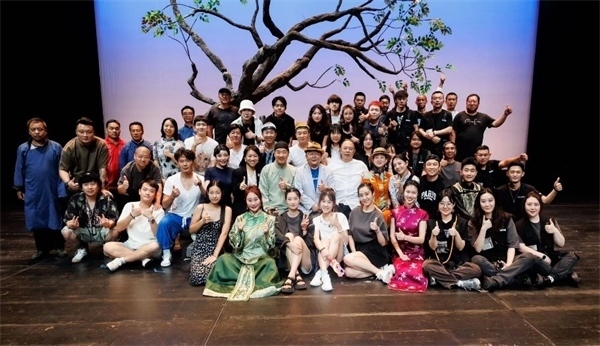 《斷金》百場演職人員合影。龍馬社供圖