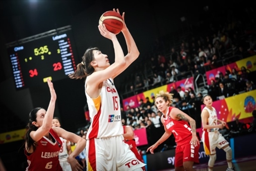 中國女籃隊員韓旭籃下進攻。圖片來源：國際籃聯(lián)