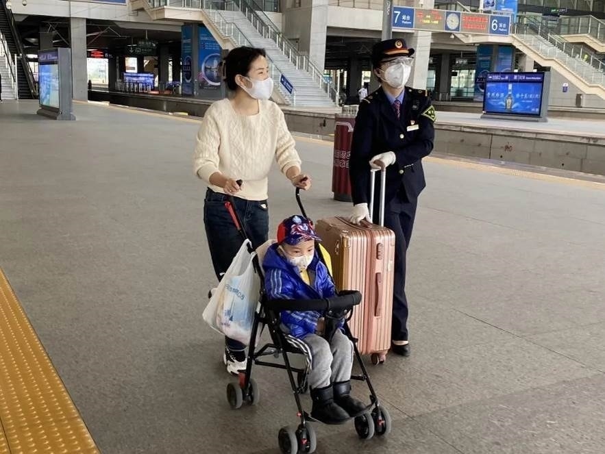 鄭海珠在站臺(tái)上引導(dǎo)旅客乘車。南昌鐵路供圖