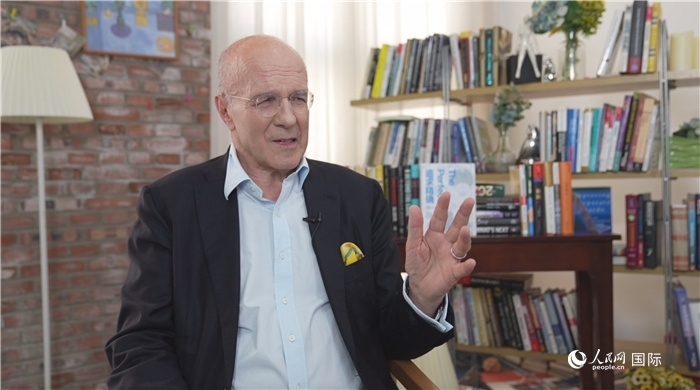 西蒙·溫切斯特接受人民網(wǎng)采訪。人民網(wǎng)記者 劉寧攝