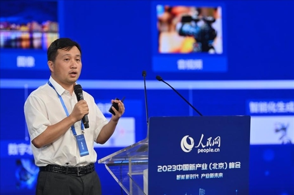 人民中科研究院院長(zhǎng)、首席科學(xué)家李兵發(fā)表主旨演講。人民網(wǎng)記者 于凱攝