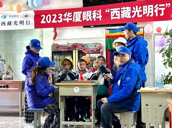 華廈眼科醫(yī)務(wù)人員對當(dāng)?shù)厣倌陜和M行近視、弱視、斜視篩查。人民網(wǎng)記者 李棟攝