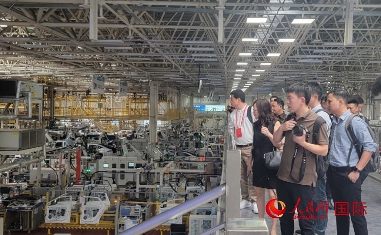 外媒記者在廣汽埃安車間參觀。人民網(wǎng) 寧玉瑛攝