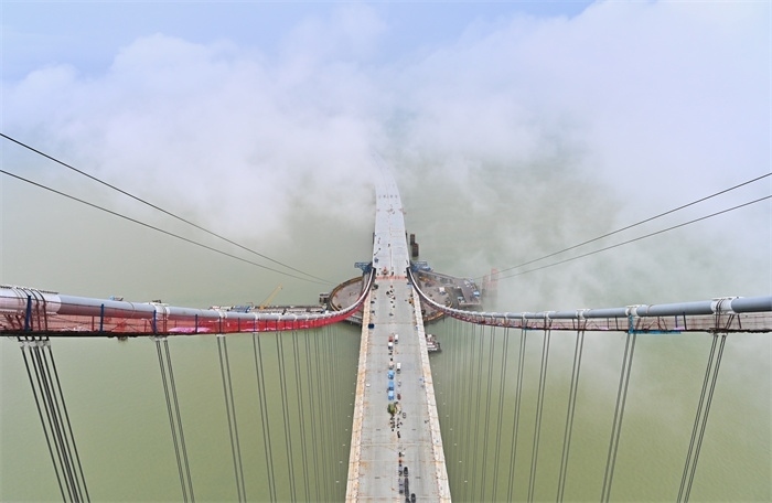 從270米高塔俯瞰深中通道伶仃洋大橋施工現(xiàn)場。（中交集團供圖）