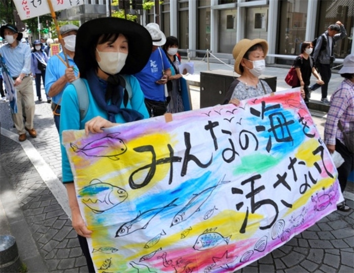 2023年6月20日，日本民眾在福島縣政府周圍舉行抗議活動，強(qiáng)烈反對核污水排海計(jì)劃，呼吁保護(hù)漁業(yè)資源。圖片來源：《朝日新聞》