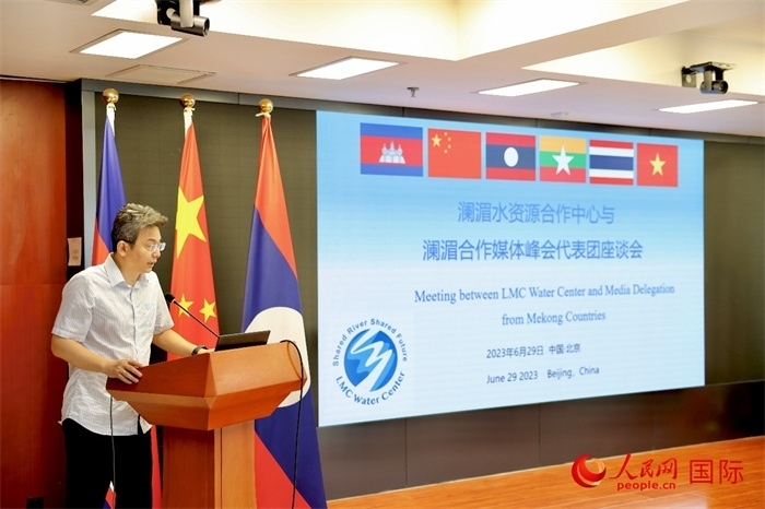 由瀾湄六國(guó)有關(guān)部門及主流媒體等組成的采訪團(tuán)與中方代表在瀾湄水資源合作中心舉行座談會(huì)。水利部國(guó)際合作與科技司副司長(zhǎng)、一級(jí)巡視員、瀾湄水資源合作聯(lián)合工作組中方組長(zhǎng)李戈發(fā)表講話。（人民網(wǎng) 李世奇攝）