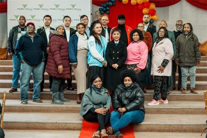 PMG礦業(yè)公司股東和管理團(tuán)隊(duì)和演講嘉賓合影。（圖片來源：廣西大錳南非PMG礦業(yè)有限公司）