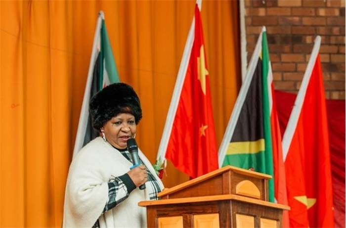 Magdeline Mokwena女士致辭。（圖片來源：廣西大錳南非PMG礦業(yè)有限公司）