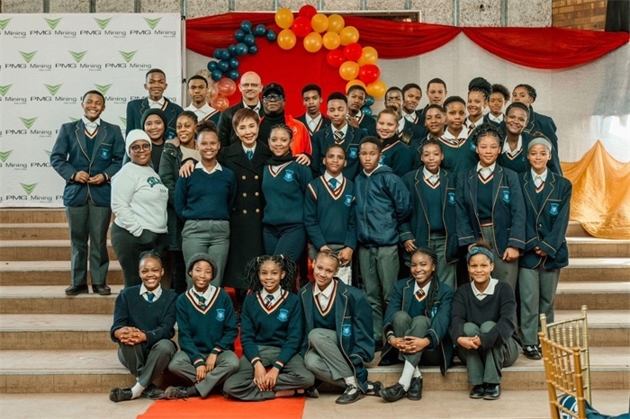 Blinkklip高中的學(xué)生們。（圖片來源：廣西大錳南非PMG礦業(yè)有限公司）
