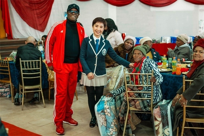 Micheal Mohala中將、黃琳與社區(qū)老人合影。（圖片來源：廣西大錳南非PMG礦業(yè)有限公司）