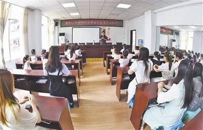  圖②：法院干警向參加活動的學生和家長講解暑假安全教育知識。