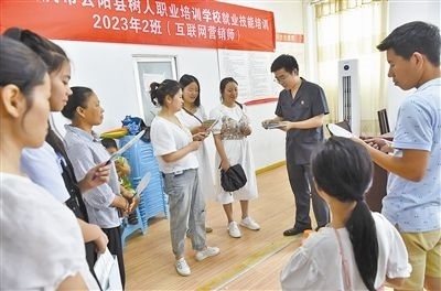  圖③：法院干警現(xiàn)場指導鄉(xiāng)村“代理家長”如何正確管護留守兒童。