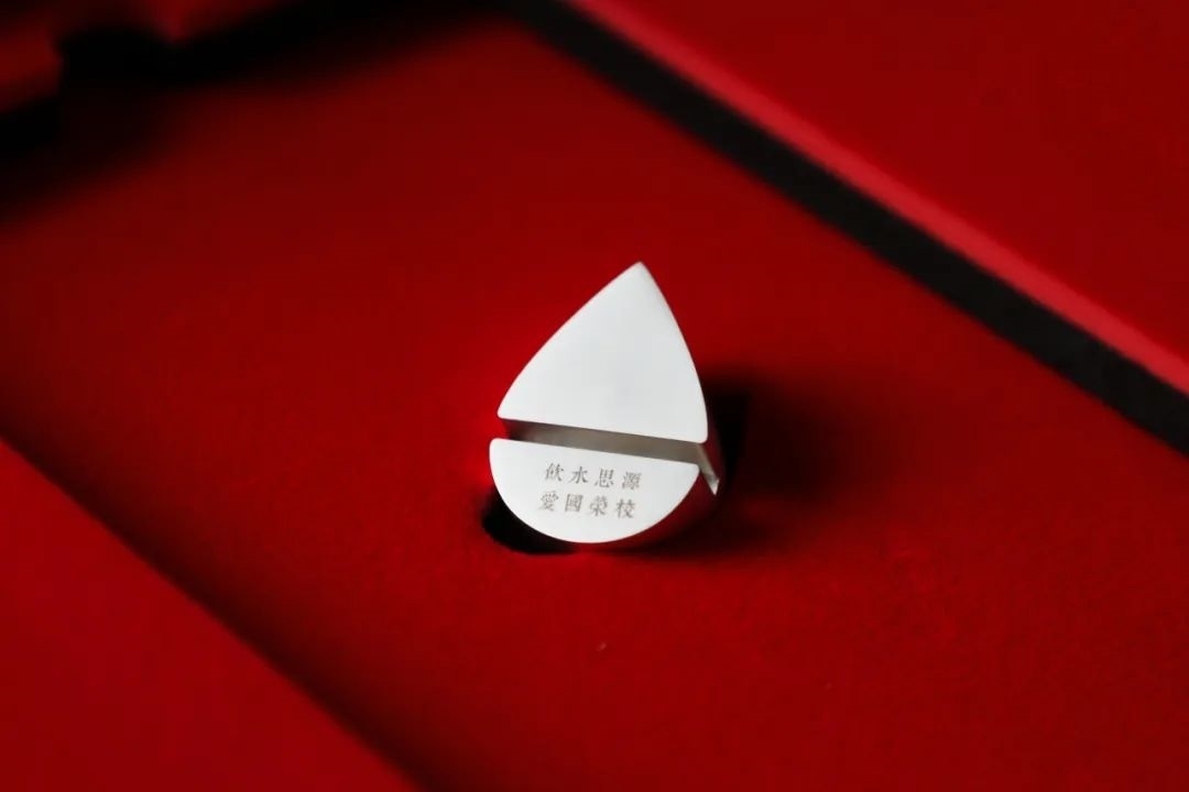 上海交通大學(xué)發(fā)布2023年錄取通知書禮盒。校方供圖