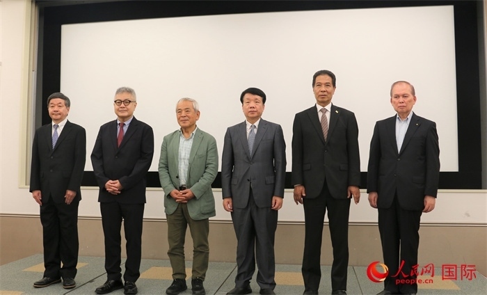 主辦方與嘉賓合影。（人民網(wǎng) 許可攝）